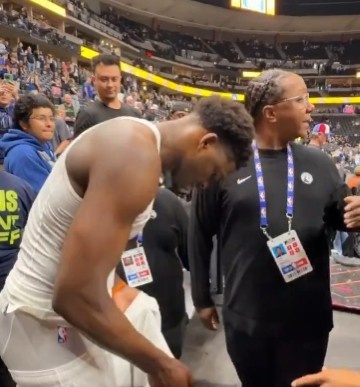 真宠粉！爱德华兹赛后送球衣&amp;鞋&amp;签名&amp;合照！球裤差点脱掉